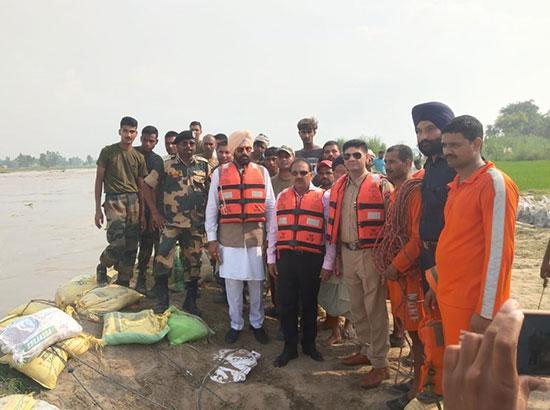 Rana Sodhi visit flood-affected villages in Ferozepur, ask to evaluate the loss 


