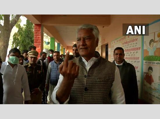 Sunil Jakhar casts his vote in Abohar 