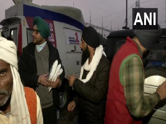 Punjab twins distribute warmers among protesting farmers at Ghazipur border