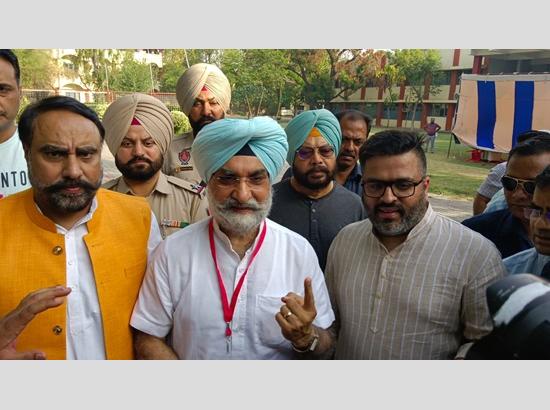 BJP candidate Taranjit Singh Sandhu casts his vote in Amritsar, urges people to vote for d