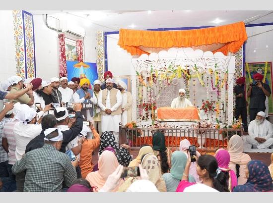 CM Mann pays obeisance at Satguru Kabir Temple, prays for 'Sarbat da Bhala'