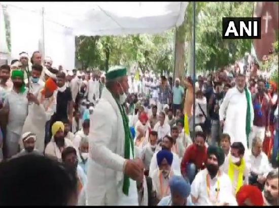 Flouting COVID-19 lockdown, BKU chief Tikait, huge farmers' group protest in Hisar