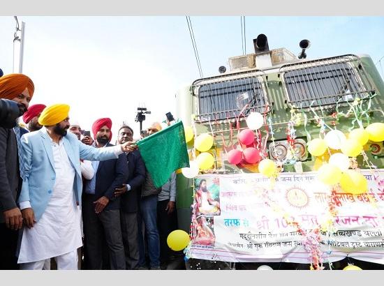 CM Mann flags off train of pilgrims to Benaras for celebrating Parkash Purab of Shri Guru Ravidass 