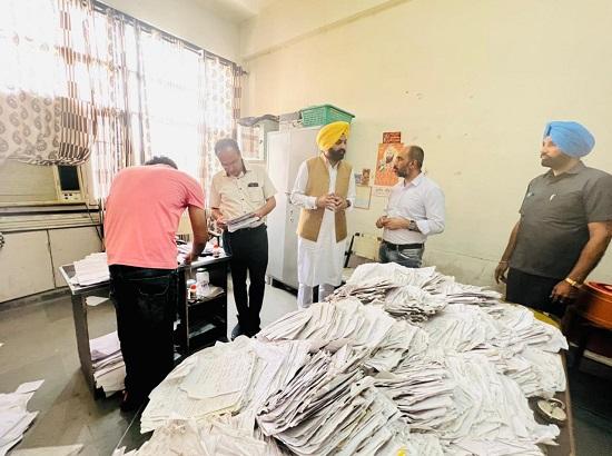 Transport Minister finds irregularities in timetable & permits during surprise checking at Bathinda RTA office