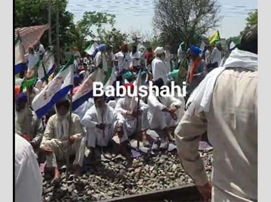 Protesting farmers start 'Rail Roko' demonstration at Shambhhu border; Delhi-Amrtisar rail track closed (Watch Video) 