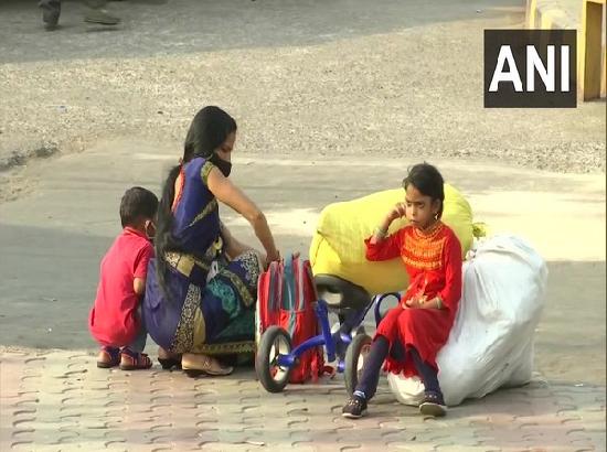 Fearing lockdown amid COVID spike, some migrant workers begin leaving Delhi