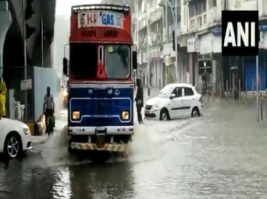 Heavy rains in Mumbai cause waterlogging, traffic snarls