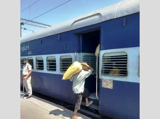 1200 migrant workers leave for Lucknow in third special train