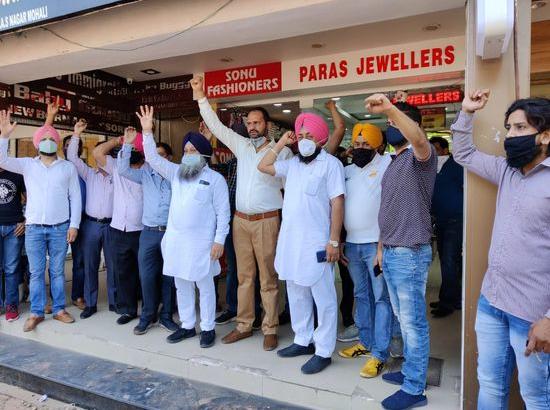 Unhappy over Curfew, Mohali traders stages protest against state govt