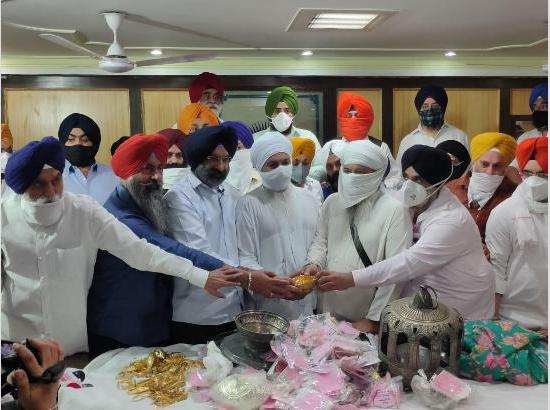 DSGMC hands over Gold and Silver Treasure to Baba Bachan Singh for construction of 125 bed hospital

