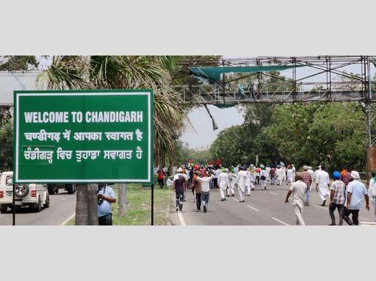 Farmers block Chandigarh roads while marching towards Raj Bhavan 