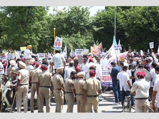Doctors hold massive state level dharna and protest march on Mohali-UT border