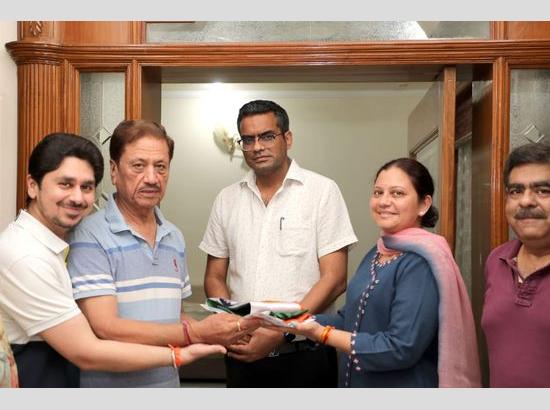 Chandigarh MC Commissioner distributes Tiranga to boost ‘Har Ghar Tiranga’ campaign