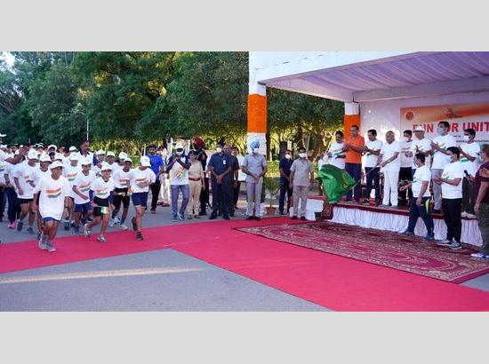 Banwarilal Purohit flags off Run for Unity from Sukhna Lake