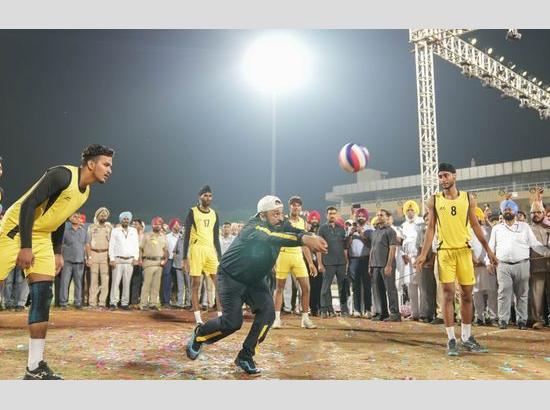 Perfect start for ‘Kheda  Watan Punjab Dian’ as CM tests his hand in volleyball court (Watch Video also)