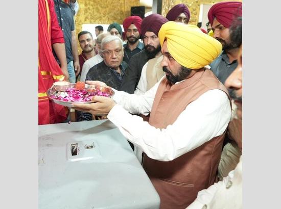 CM pays obeisance at Sri Devi Talab Mandir on sacred occasion of Ram Navami