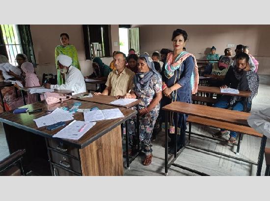 Under Nav-Bharat Sakhar program, persons with tools in hands given pens,  6000 non-literates appear in exam