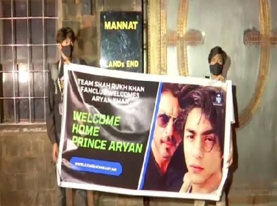 SRK fans gather outside Mannat to celebrate after Aryan Khan gets bail in drugs case