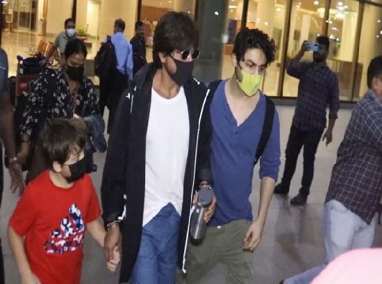 Fan tries to hold Shah Rukh Khan's hand, watch video how son Aryan protects him