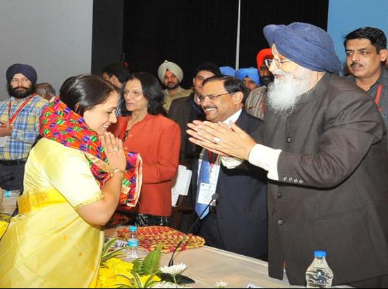 Badal Assails Captain & Co. For Trying To Become Martyrs By Smearing Blood On Their Finger Tips