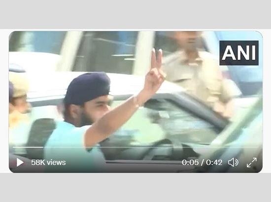Tajinder Bagga handed over to Delhi Police (Watch Video) 