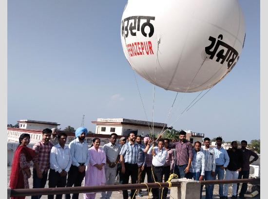 DC hoists 100 ft high balloon with slogan “Punjab will vote on June 1”