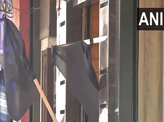 J-K: Traders Association of Central Lal Chowk puts up black flags outside shops to protest against Pahalgam attack