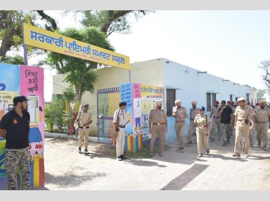 SSP Fazilka visits Muhar Jasmer village at Zero Line to review security at polling booths,