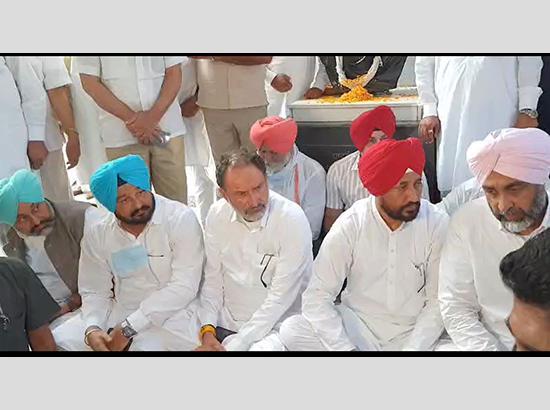 Watch: Punjab CM Channi, Congress leaders sit on dharna to protest Lakhimpur Kheri violenc