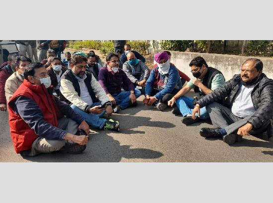 Chandigarh Media staging dharna to protest attack on journalists