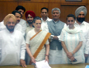 Led by Jakhar Punjab Congress leaders meet Sonia Gandhi