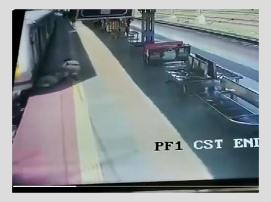Watch: How woman cop saves a 50 year-old woman from falling into the gap between platform and train