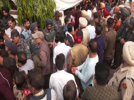 People pay final tributes to Shiv Sena (Taksali) leader Sudhir Suri