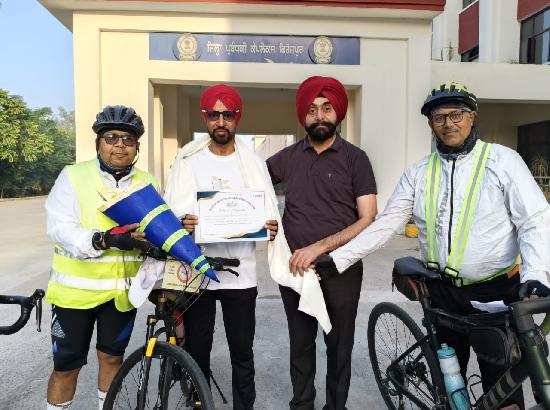 Sunam cyclist on Punjab Yatra to raise awareness about voting gets warm welcome at Ferozepur