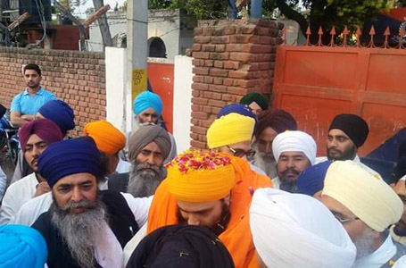 Bhai Mohakam Singh and others welcome Daduwal    