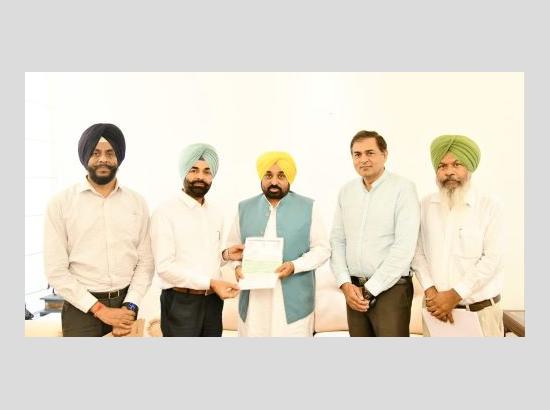 Chairman and employees of Punjab Warehouse contribute Rs 37.95 lakh in CM Relief fund 