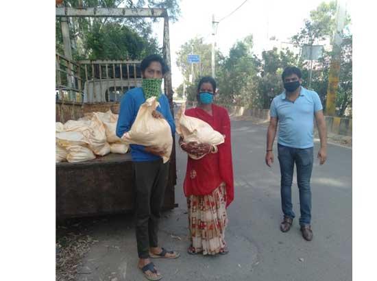 Distt Admin distributes 3000 packets of dry ratio packets to needy