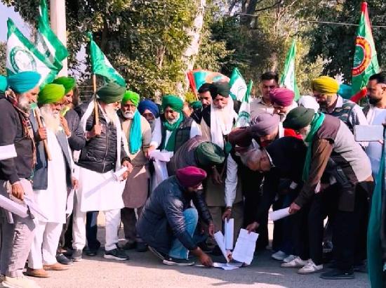 Strong opposition to Centre’s policies by SKM; burn Electricity Amendment and Seed Bills