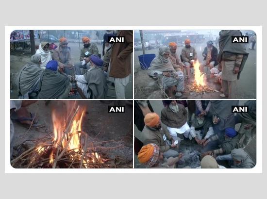 At protest sites, bonfires keep farmers warm