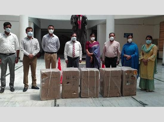 Young doctors donate 5 Oxygen Concentrators to BFUHS