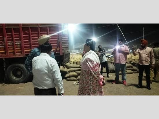 DC Fazilka pays late-night visits to mandis to expedite  lifting of procured wheat stocks