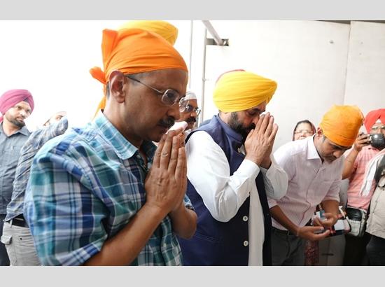 Arvind Kejriwal and Bhagwant Mann pay obeisance at Golden Temple 
