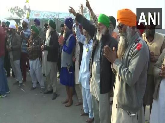 Farmers protesting at Delhi border offer prayers on Guru Nanak Jayanti, distribute prasad