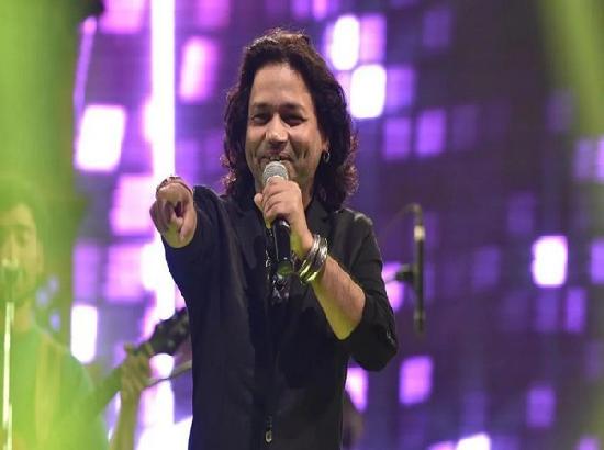 Crowd hurls bottle at singer Kailash Kher during concert
