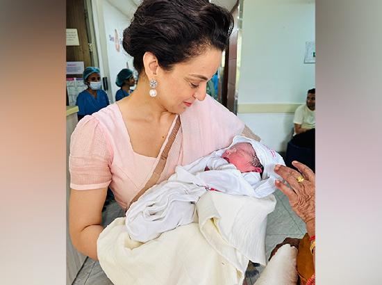 Kangana Ranaut: कंगना रनौत के घर आया नन्हा मेहमान, भतीजे को देख भावुक हुई