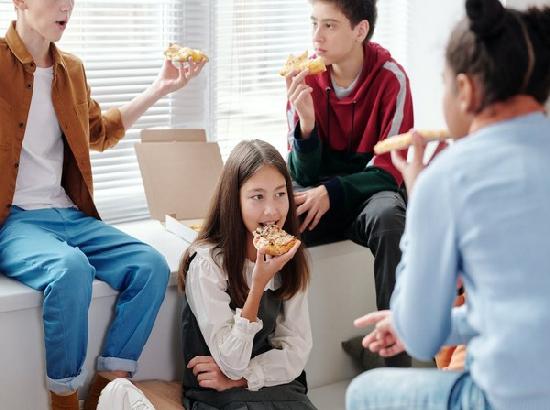Loneliness linked with unhealthful diets, physical inactivity among college students: Study