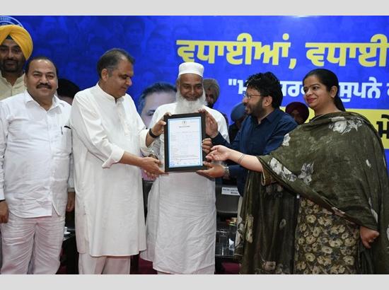 Cabinet Minister Dr. Ravjot Singh and MP Arora confer proprietary rights to beneficiaries of Sunet and Barewal