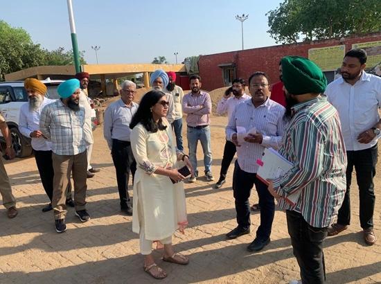 Ludhiana DC visit grain markets of Lalto and Jodh to review purchase of wheat