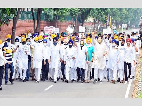 SAD leaders/ workers march to Raj Bhawan and court arrest for third consecutive day, demand CVC probe