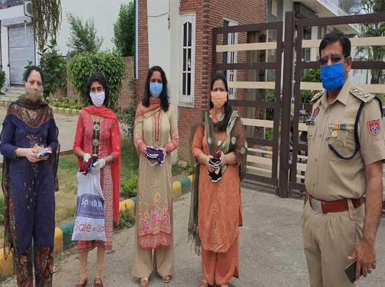 BJP activists  distribute homemade cotton masks to labourers at Grain Market
